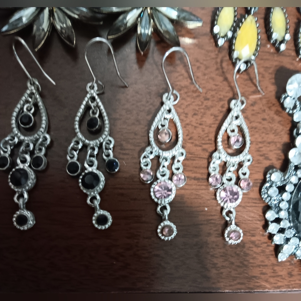 8 Earrings Bundle - Picture 4 of 6